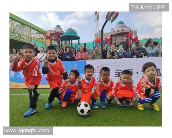 足球明星的儿女们同框大赏展现运动世家的风采与魅力